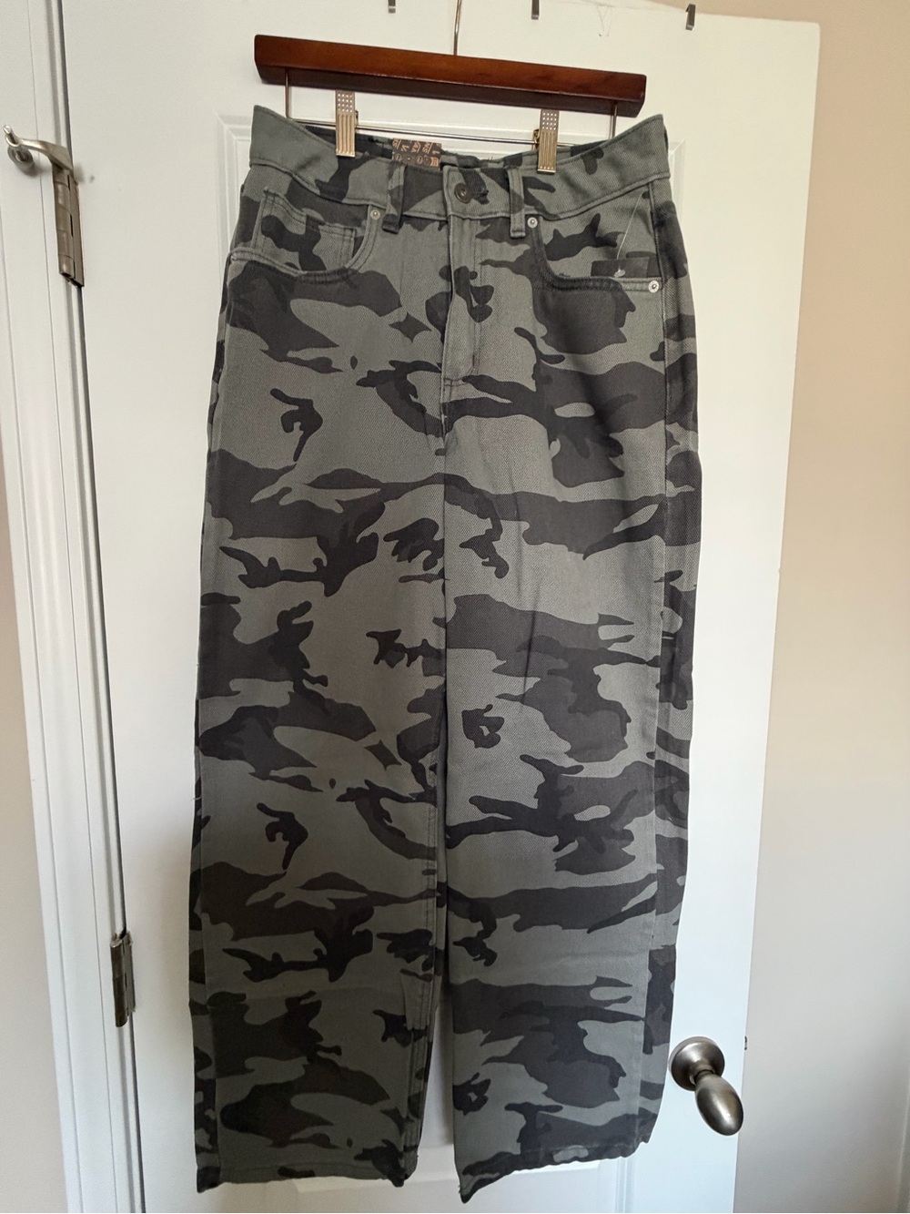 Van’s - Women Camo Baggy Cargo Leg Pants - Gray/Black